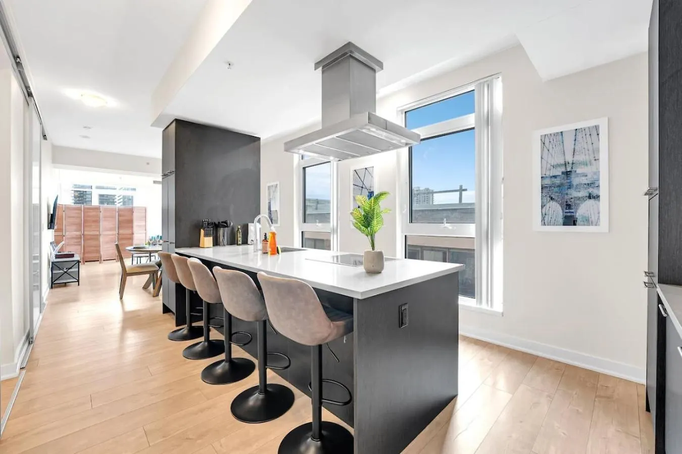 Luxe 5Bd Unit Sleeps 11 - Hospitals Mtcc Ttc Acc Apartment Toronto Canada